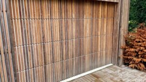 træ garageport med lodrette lister